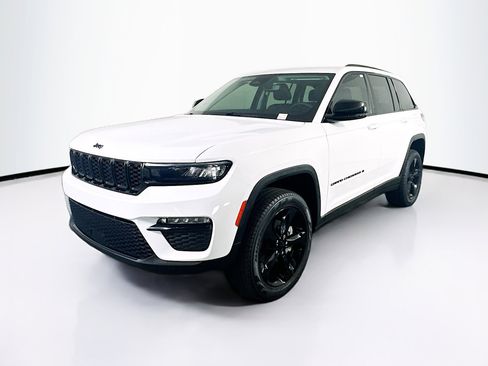Used 2023 Jeep Grand Cherokee Limited w/ Black Appearance Package image 3