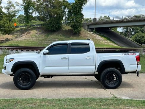 Used 2016 Toyota Tacoma TRD Off-Road AWD/4WD image 2