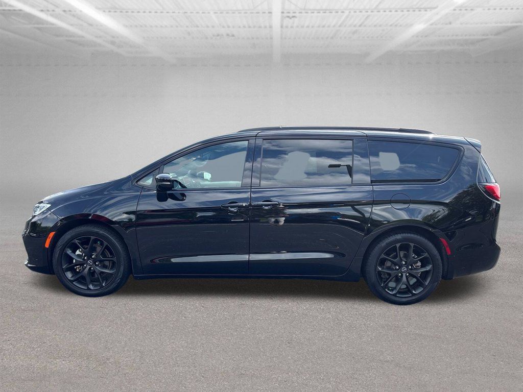 Used 2025 Chrysler Pacifica Limited FWD image 3