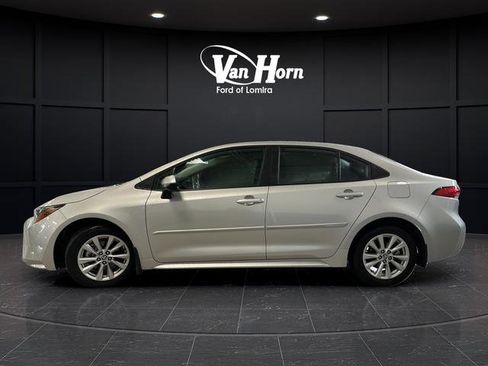 Used 2025 Toyota Corolla LE w/ LE Premium Package FWD image 4