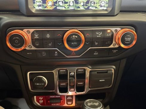 Used 2023 Jeep Wrangler Unlimited Rubicon w/ Cold Weather Group AWD/4WD image 24