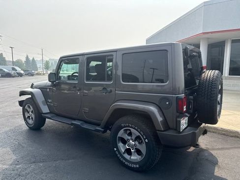 Used 2017 Jeep Wrangler Unlimited Sahara w/ Connectivity Group AWD/4WD image 10