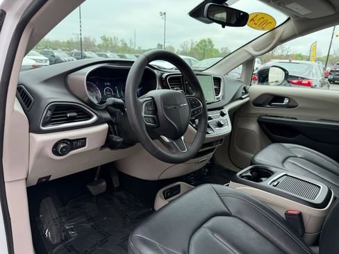 Used 2024 Chrysler Pacifica Touring-L FWD image 13