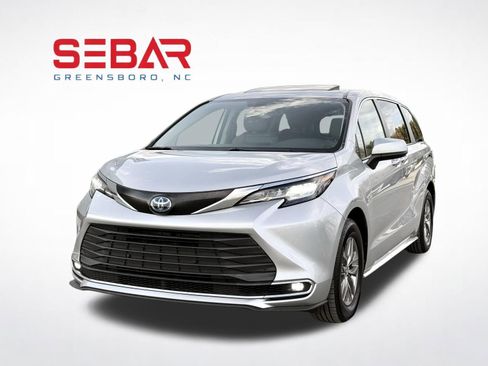 Used 2023 Toyota Sienna XLE image 1