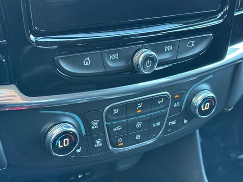 Used 2021 Chevrolet Traverse LT image 27