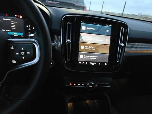 Used 2025 Volvo XC40 B5 Plus AWD/4WD image 3