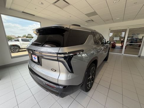 Used 2025 Chevrolet Traverse High Country w/ LPO, Floor Liner Package AWD/4WD image 7