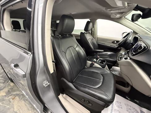 Used 2018 Chrysler Pacifica Touring-L w/ Advanced Safetytec Group FWD image 15