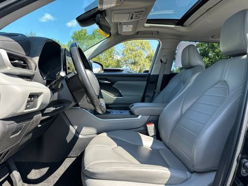 Used 2024 Toyota Highlander XLE FWD image 45