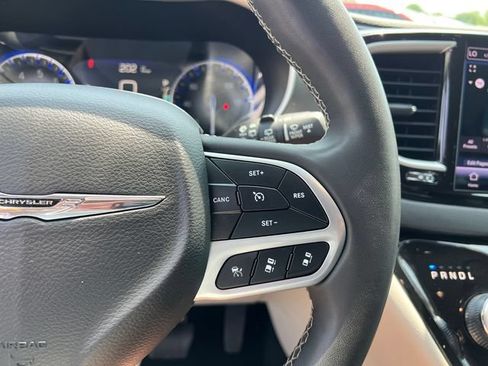 Used 2024 Chrysler Pacifica Touring-L FWD image 15