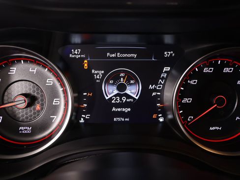 Used 2018 Dodge Charger SXT image 4