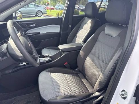 Used 2024 Chevrolet Trax LT w/ Sunroof Package FWD image 6