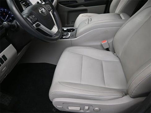 Used 2018 Toyota Highlander XLE image 15