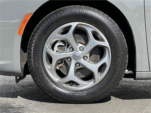 Used 2023 Chrysler Pacifica Limited image 31