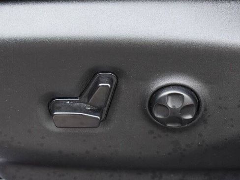 Used 2025 Chrysler Pacifica Select FWD image 26