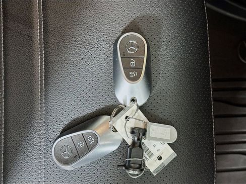 Used 2025 Mercedes-Benz GLC 300 4MATIC image 34