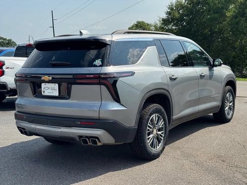 Used 2024 Chevrolet Traverse LT FWD image 3