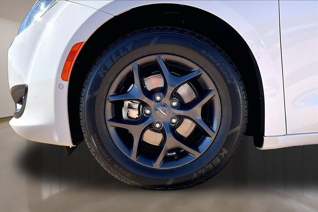 Used 2020 Chrysler Pacifica Touring-L Plus w/ Advanced Safetytec Group FWD image 8