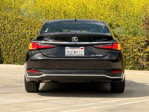 Certified 2025 Lexus ES 300h w/ Premium Package image 11