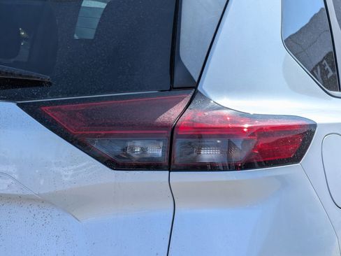 Used 2025 Nissan Rogue SV image 11