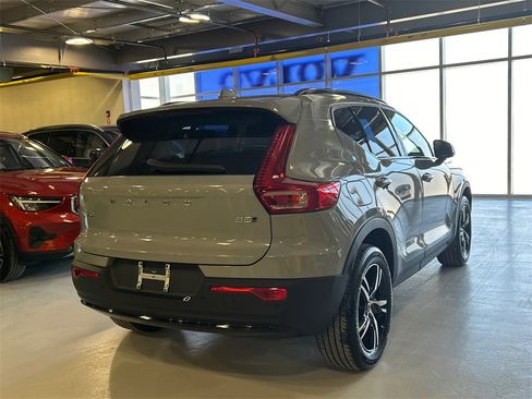 Used 2026 Volvo XC40 B5 Core w/ Climate Package image 2
