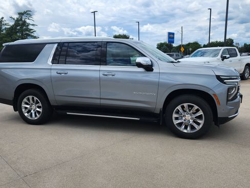 Used 2025 Chevrolet Suburban Premier AWD/4WD image 4