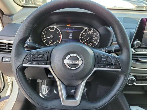 Used 2025 Nissan Altima 2.5 SV FWD image 24
