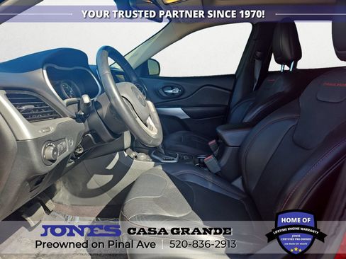 Used 2017 Jeep Cherokee Trailhawk AWD/4WD image 8