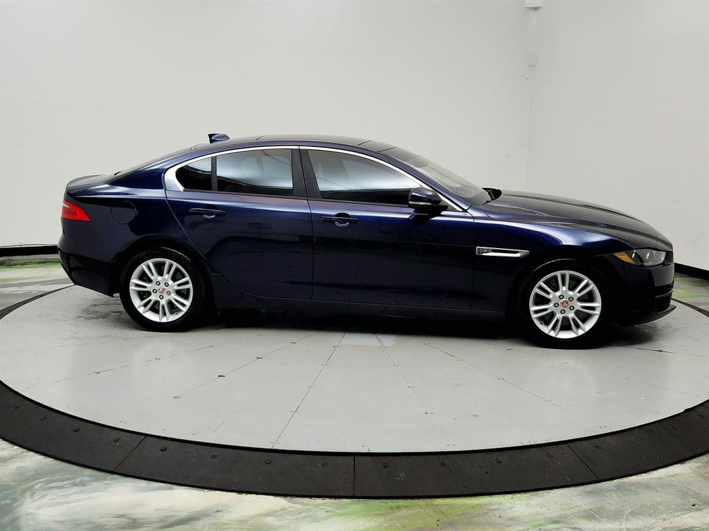 Used 2018 Jaguar XE Premium RWD image 4