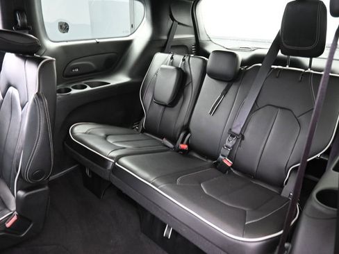 Used 2023 Chrysler Pacifica Limited w/ S Appearance Package AWD/4WD image 17