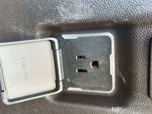 Used 2021 Chevrolet Suburban Z71 w/ Z71 Signature Package image 17