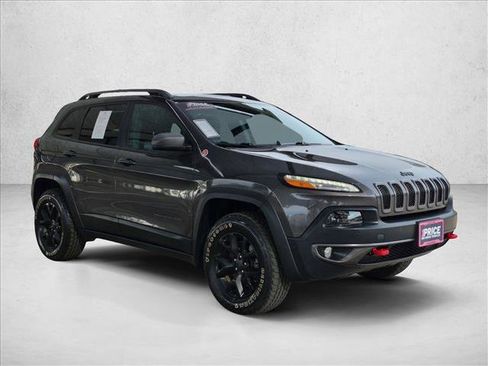 Used 2017 Jeep Cherokee Trailhawk AWD/4WD image 3