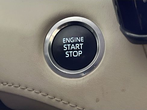 Used 2024 Toyota Highlander XLE FWD image 23