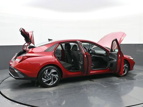 Certified 2025 Hyundai Elantra Sport image 55