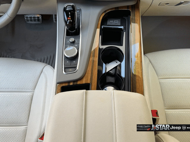 Used 2024 Cadillac Escalade ESV Sport Platinum w/ LPO, ONYX Package AWD/4WD image 16