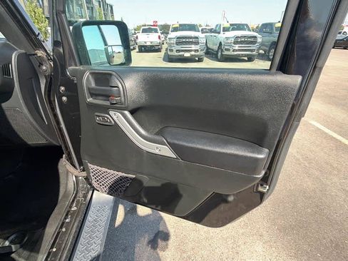 Used 2017 Jeep Wrangler Unlimited Sahara w/ Connectivity Group AWD/4WD image 27