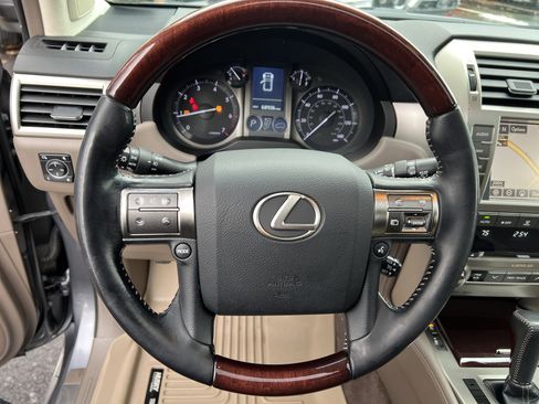 Used 2017 Lexus GX 460 Premium w/ Premium Package image 18