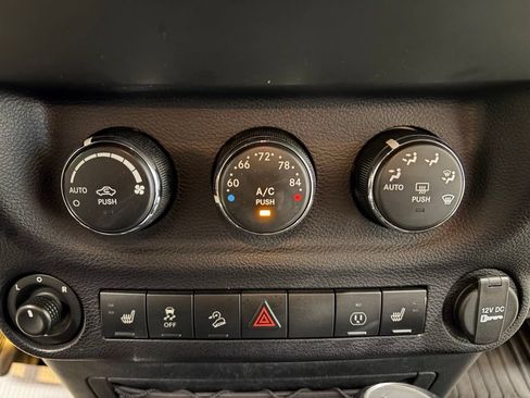 Used 2016 Jeep Wrangler Unlimited Rubicon w/ Connectivity Group AWD/4WD image 18