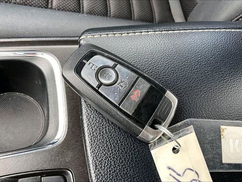 Used 2017 Ford Fusion SE w/ Fusion SE Technology Package image 35