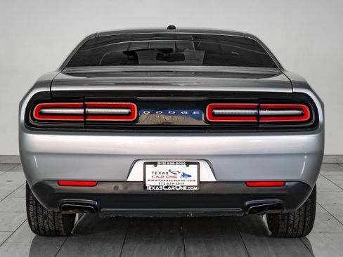 Used 2015 Dodge Challenger SXT image 7