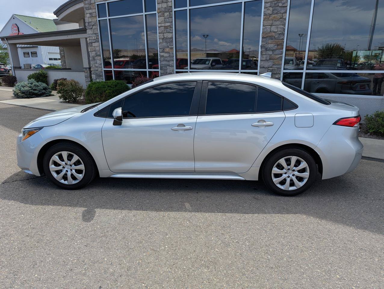 Used 2022 Toyota Corolla LE FWD image 2