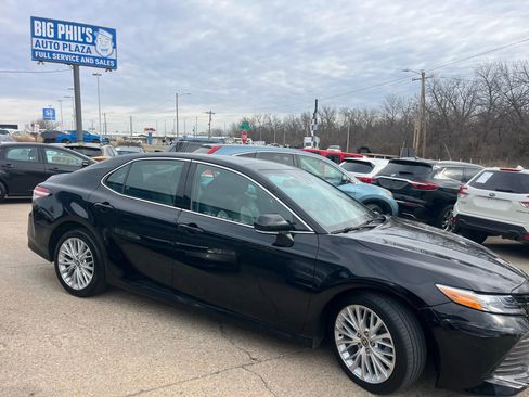 Used 2020 Toyota Camry XLE image 4