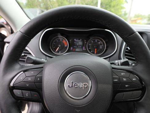 Used 2019 Jeep Cherokee Latitude Plus AWD/4WD image 27