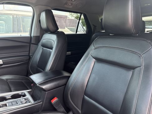 Used 2021 Ford Explorer XLT w/ Equipment Group 202A AWD/4WD image 8