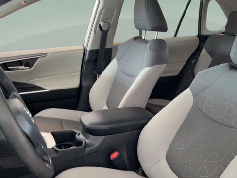 Used 2025 Toyota RAV4 XLE FWD image 22