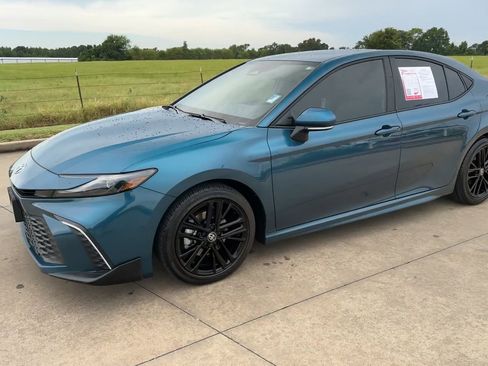 Used 2025 Toyota Camry SE w/ Convenience Package FWD image 5