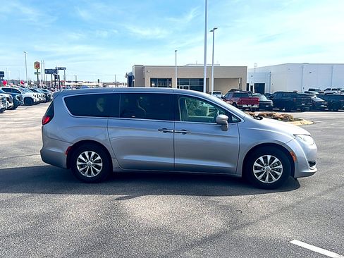 Used 2018 Chrysler Pacifica Touring Plus image 5