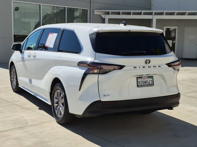 Used 2026 Toyota Sienna LE FWD image 8