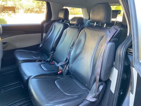 Used 2022 Kia Carnival LX FWD image 38