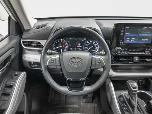 Used 2020 Toyota Highlander XLE image 17
